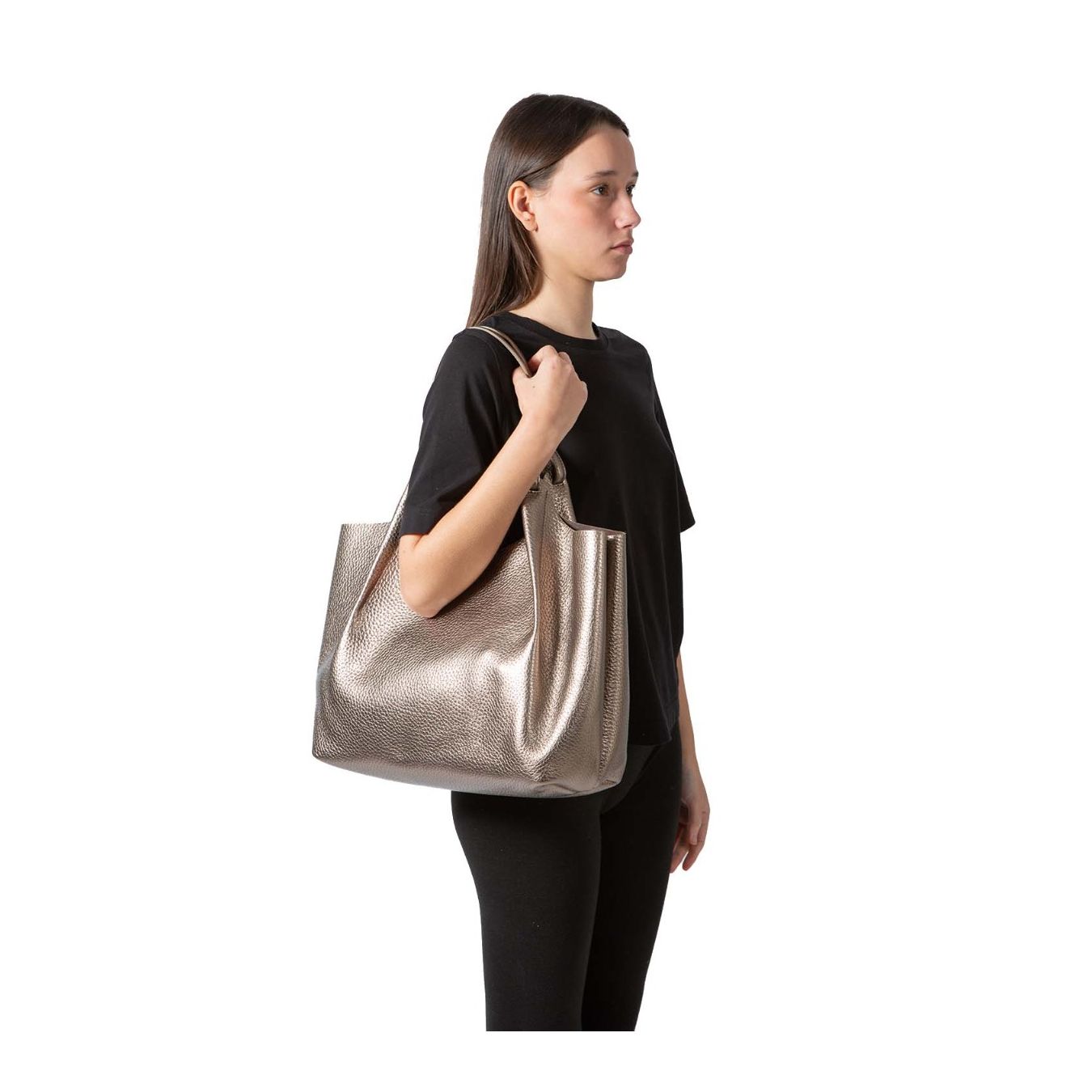 shopper DUA large in pelle grigia indossata