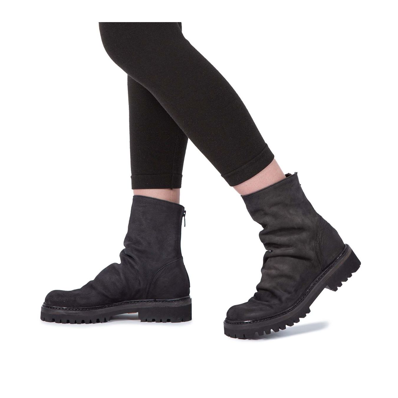 biker in pelle nera indossate