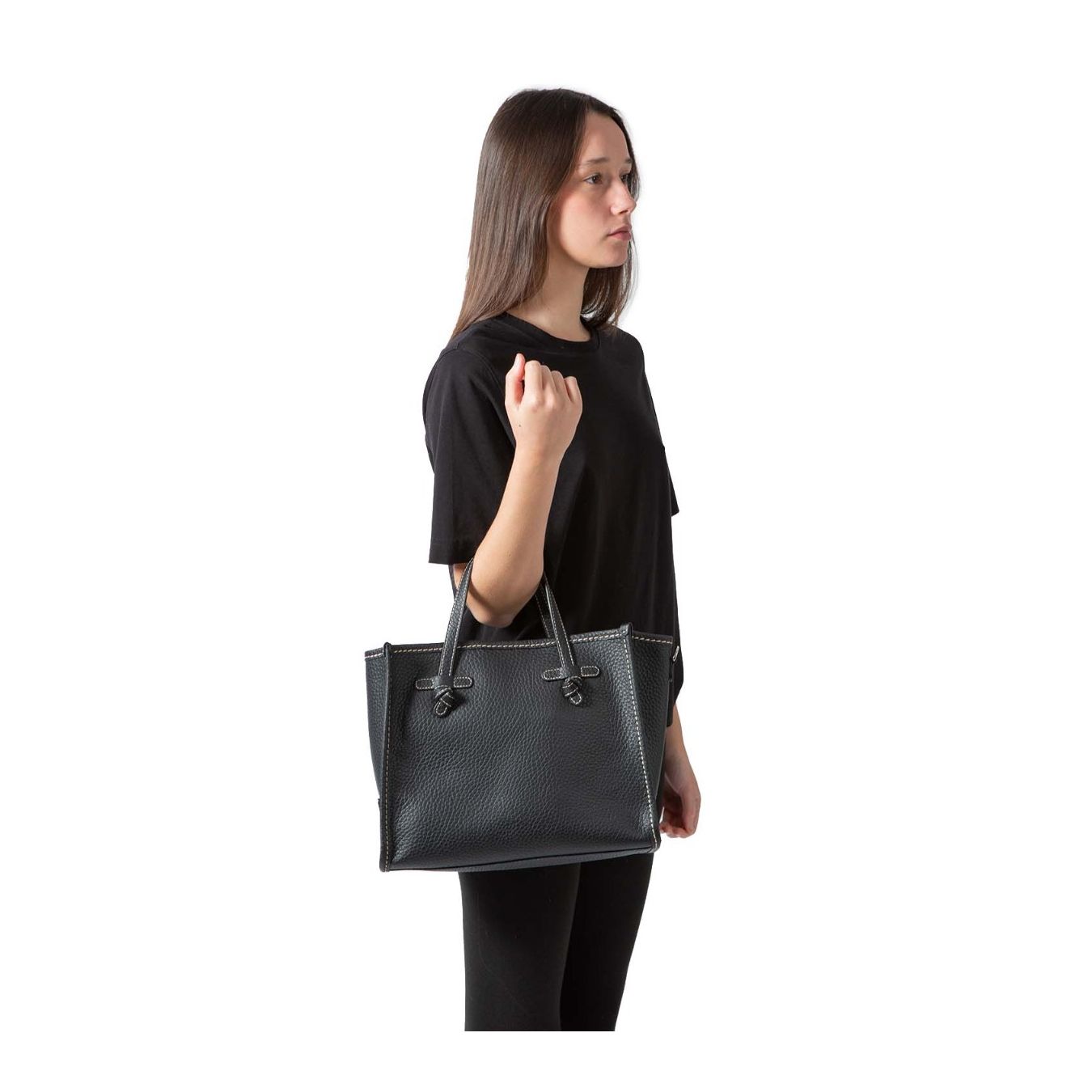 shopper MARCELLA in pelle nera indossata