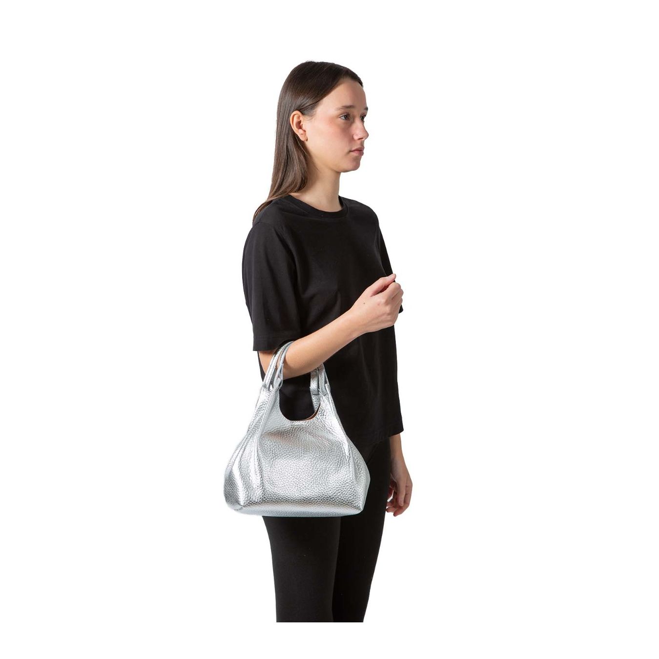 shopper DUA media in pelle argento indossata