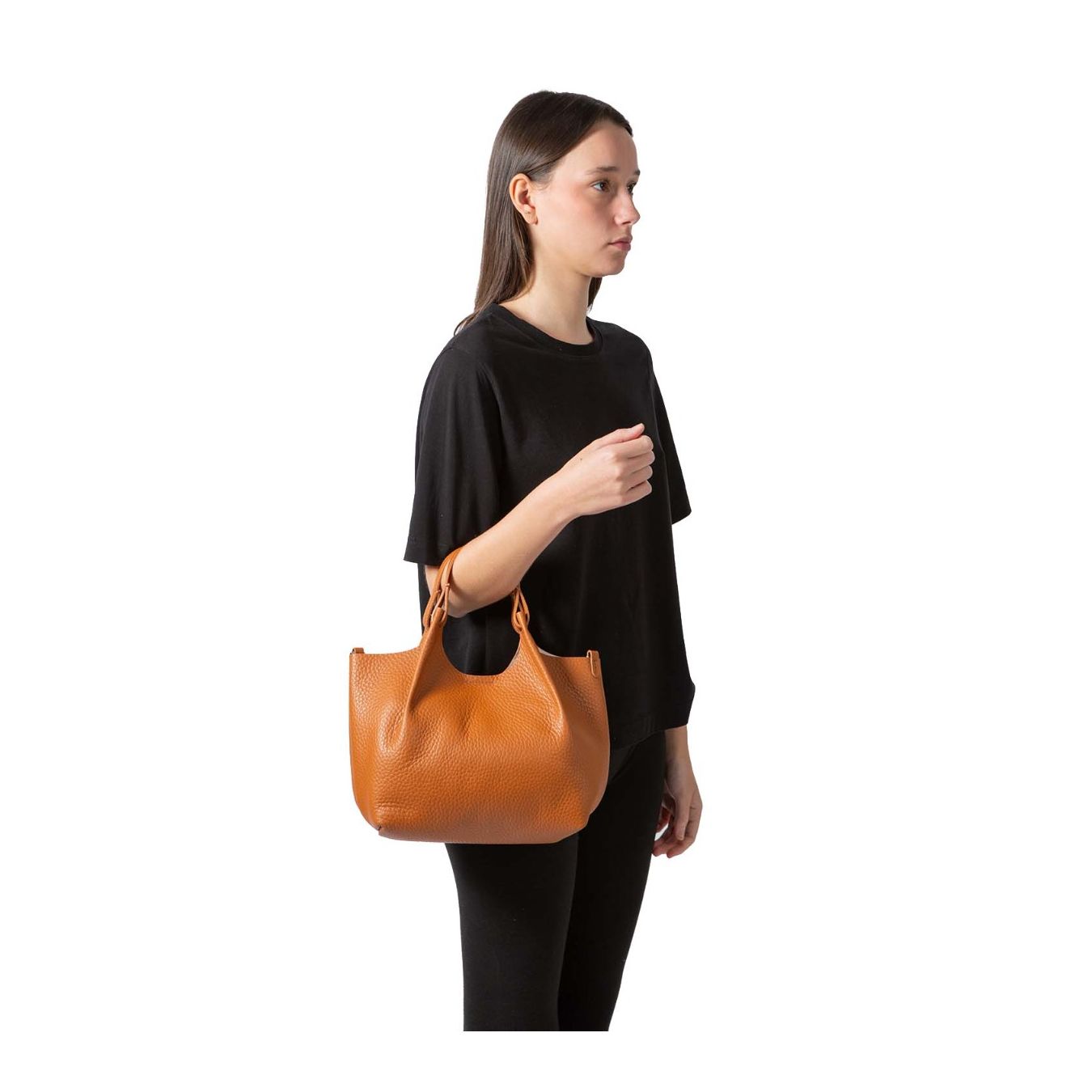 borsa DUA media in pelle caramello indossata