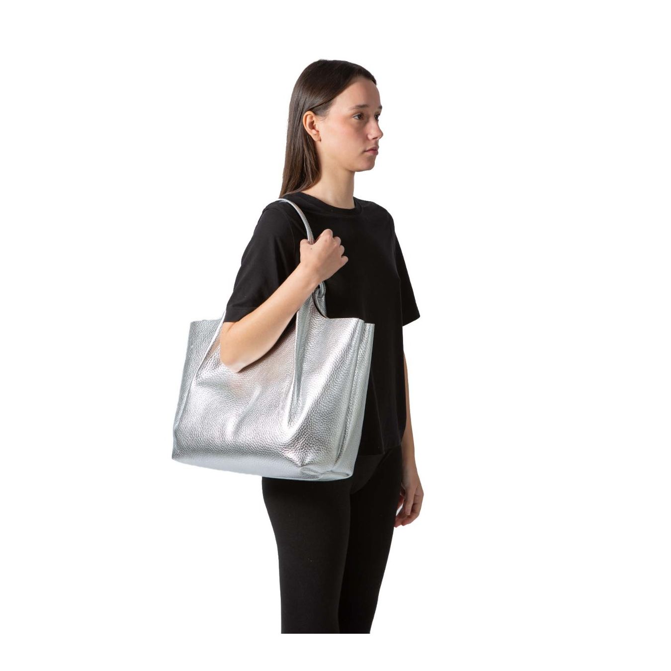 shopper DUA large in pelle argento indossata