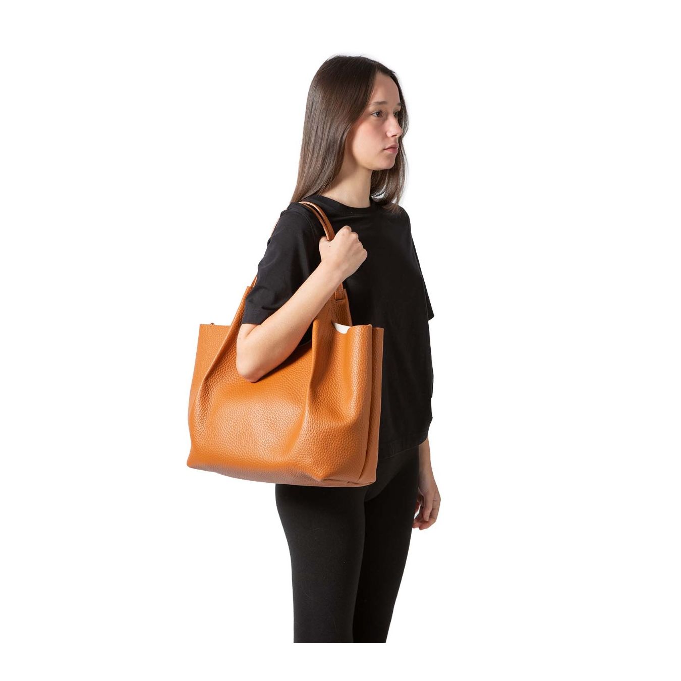 shopper DUA large caramello indossata