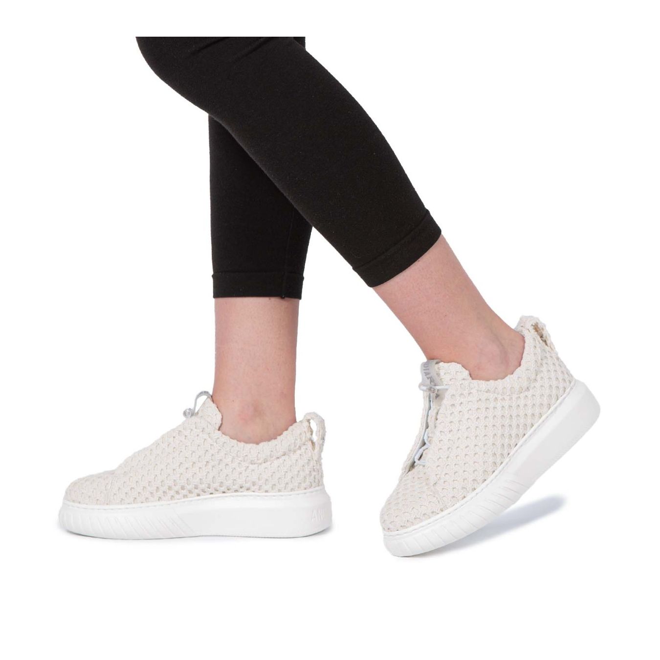 sneakers LIBI in tessuto forato indossate