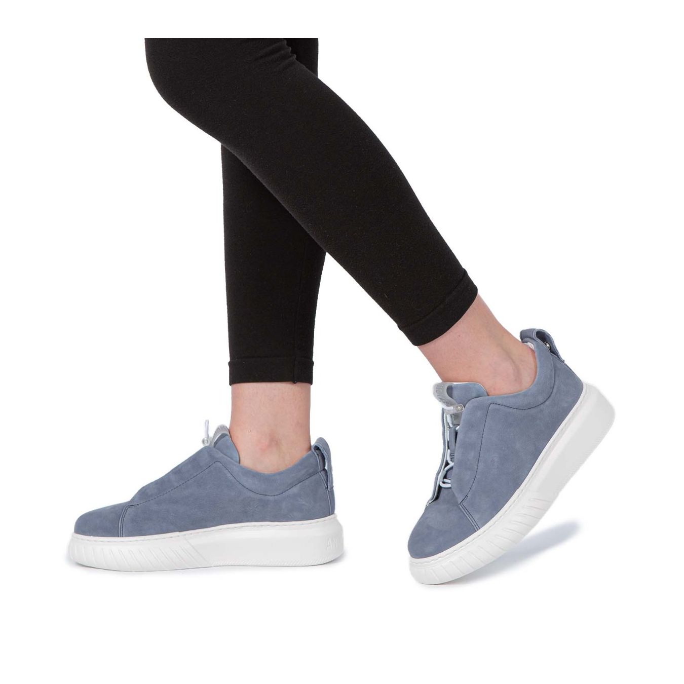 sneakers LIBI in nabuck denim indossate
