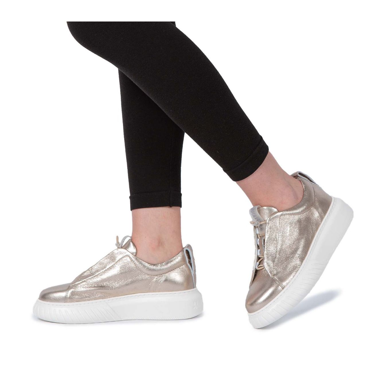 sneakers LIBI UNI in pelle bronzo indossate