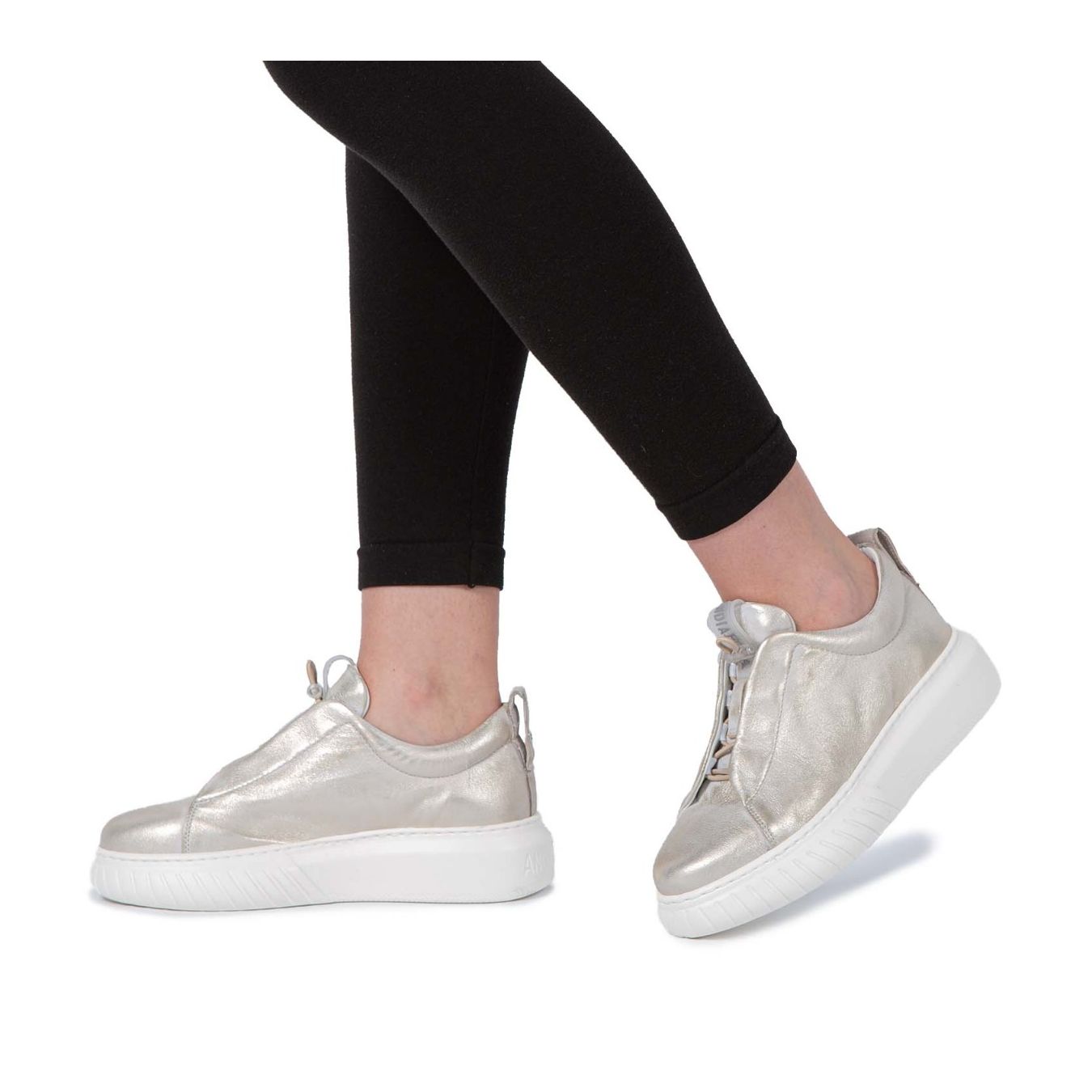 sneakers LIBI in pelle platino indossate