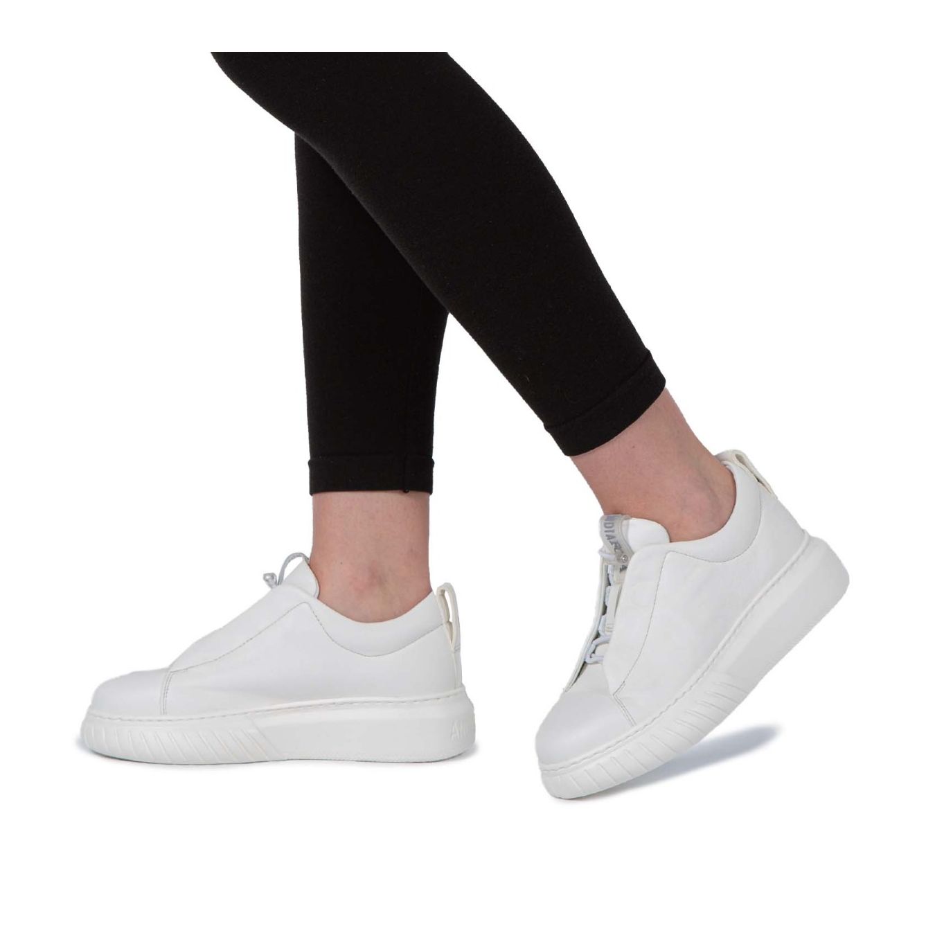 sneakers LIBI UNI in pelle crema indossate