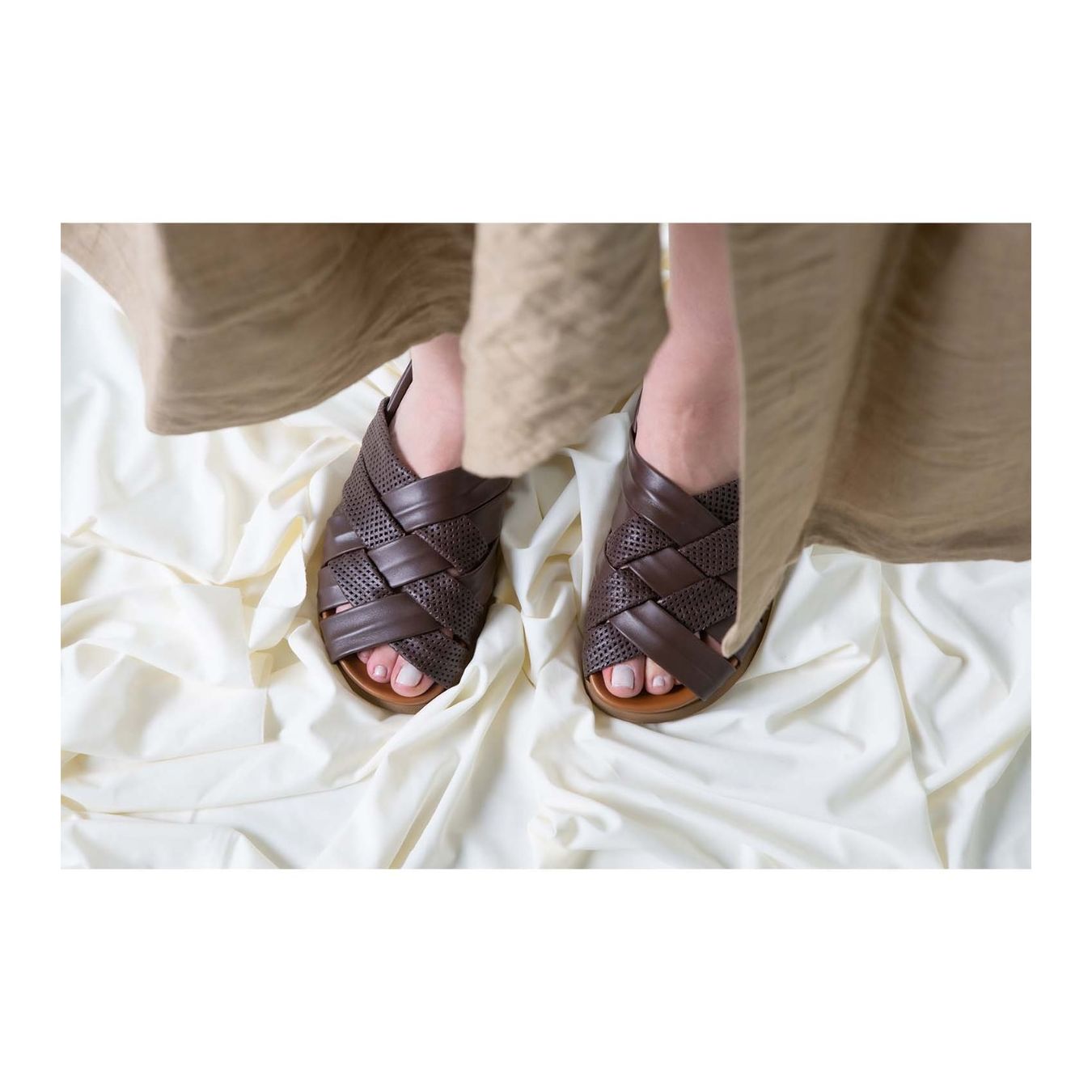 sabot AMELIE in pelle marrone indossate