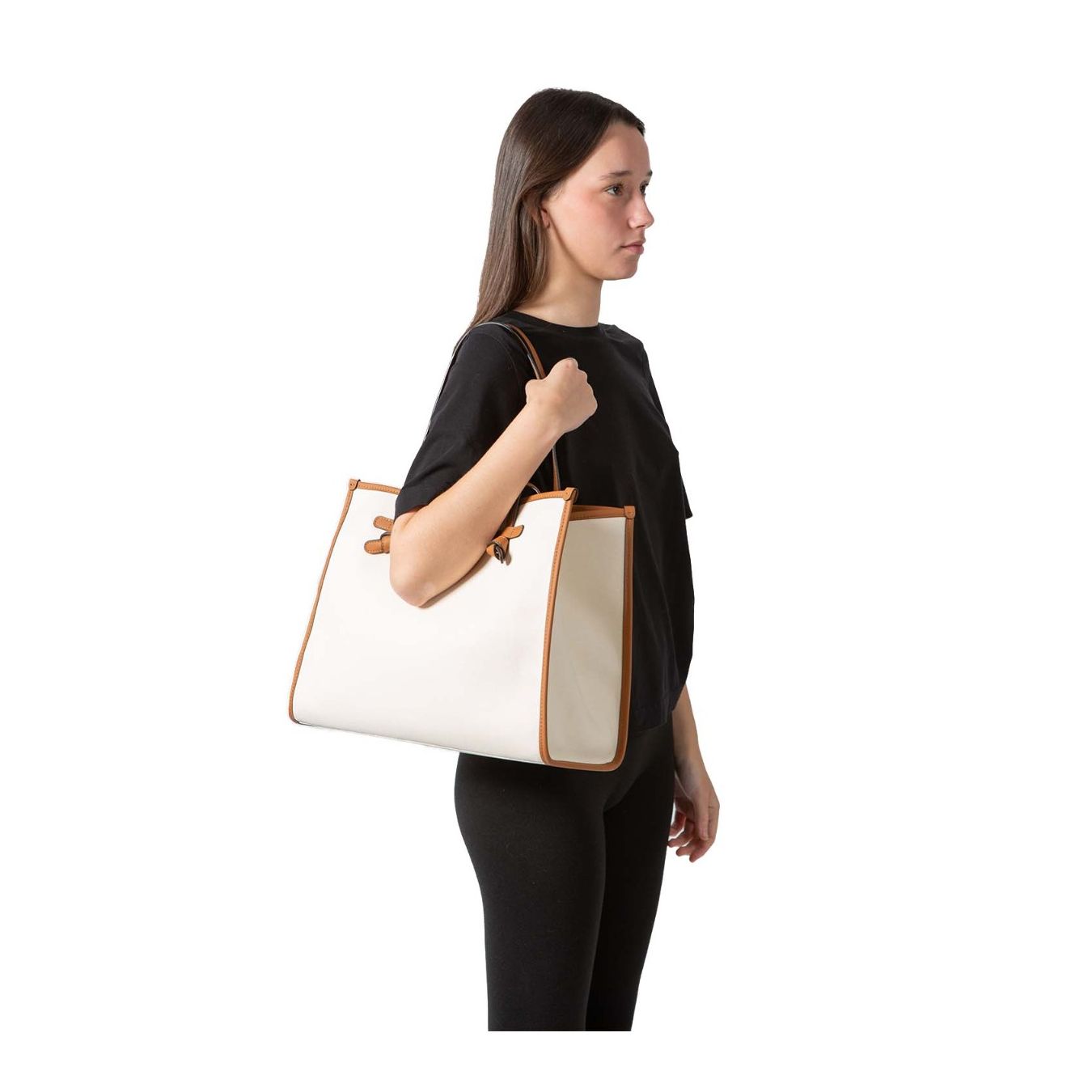 shopper MARCELLA in pelle caramello indossata