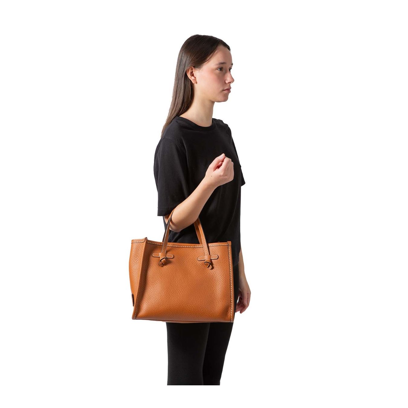 shopper MARCELLA media in pelle cuoio indossata