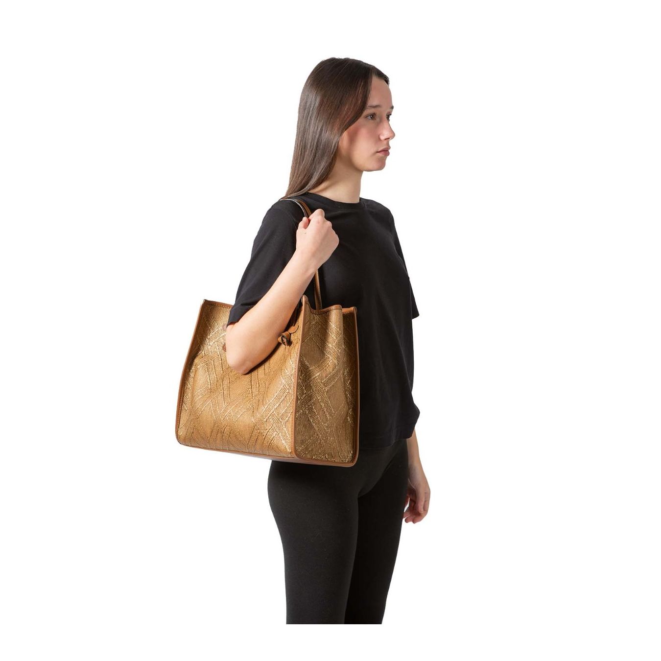 shopper MARCELLA in raffia bronzo indossata