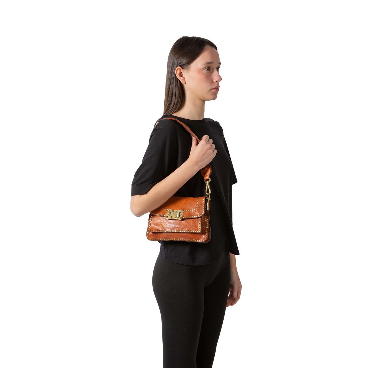 interni agnese campomaggi in pelle cognac indossata