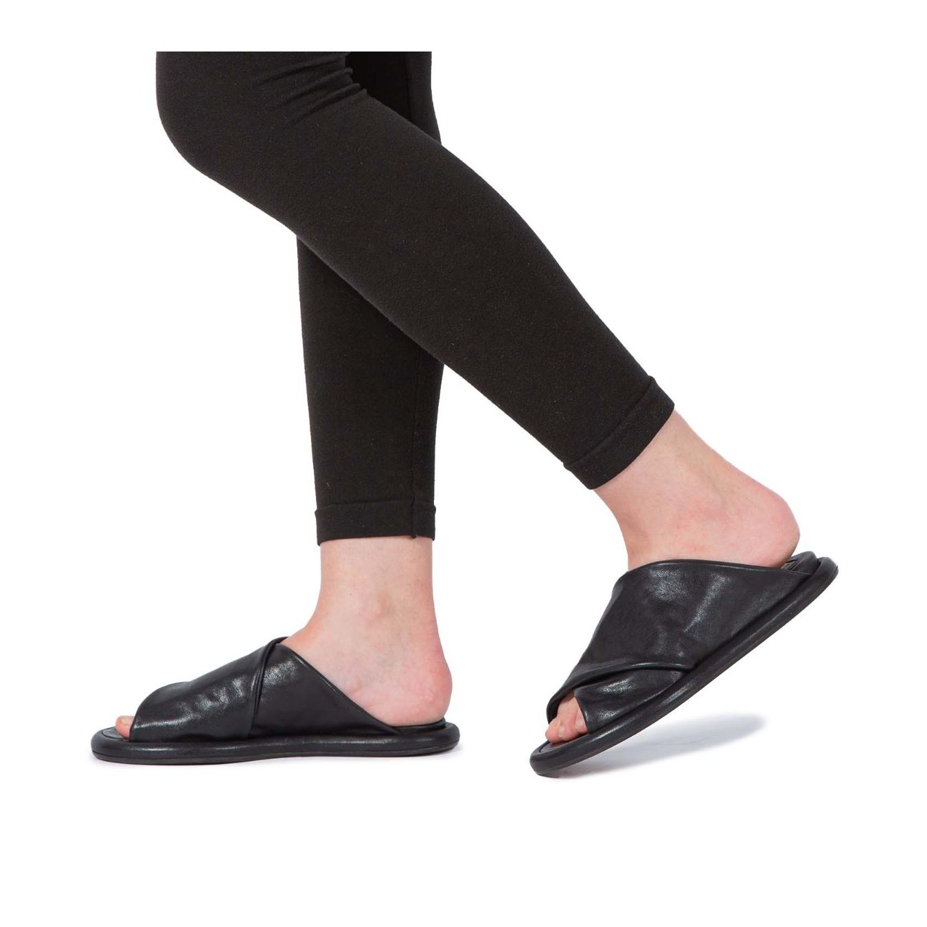 sabot SELMA in pelle nera suola indossate