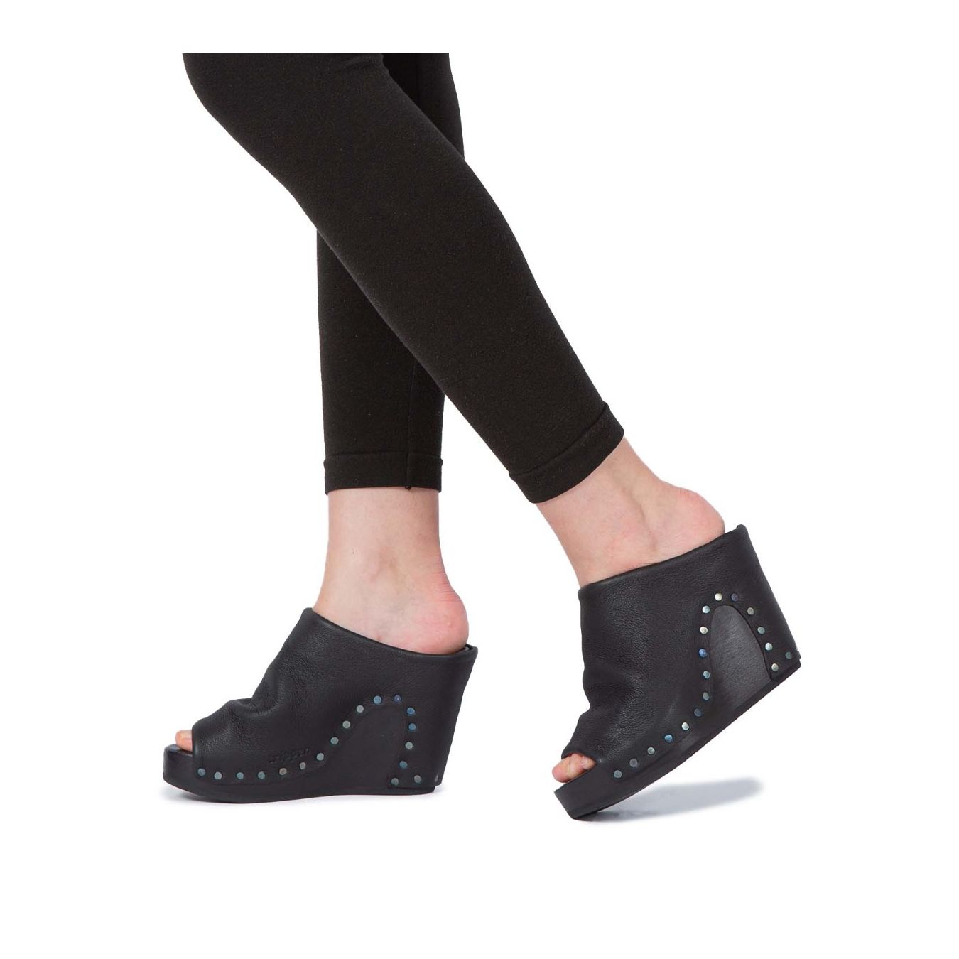 trippen sabot HOLISTIC con zeppa in legno di colore nero indossati