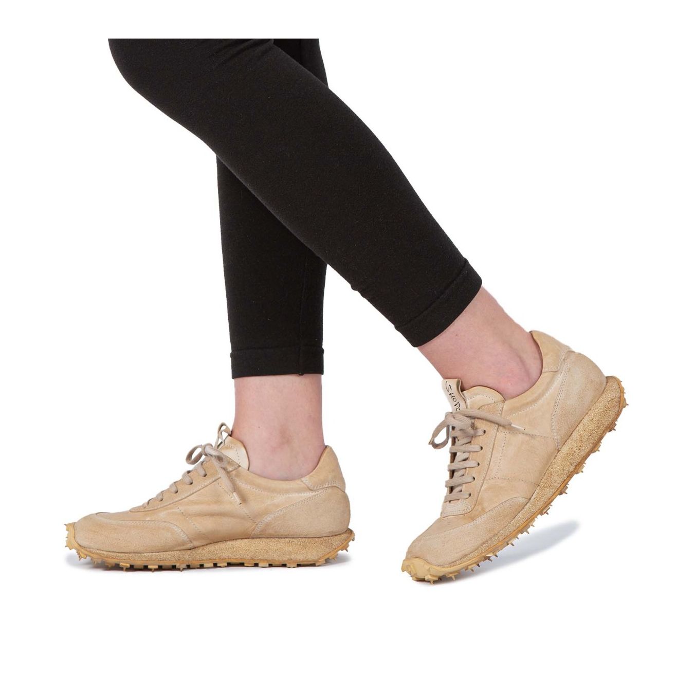 shoto sneakers in pelle sabbia indossate