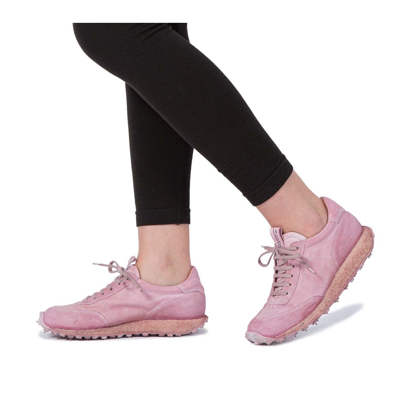 shoto sneakers in pelle rosa con carrarmato indossate