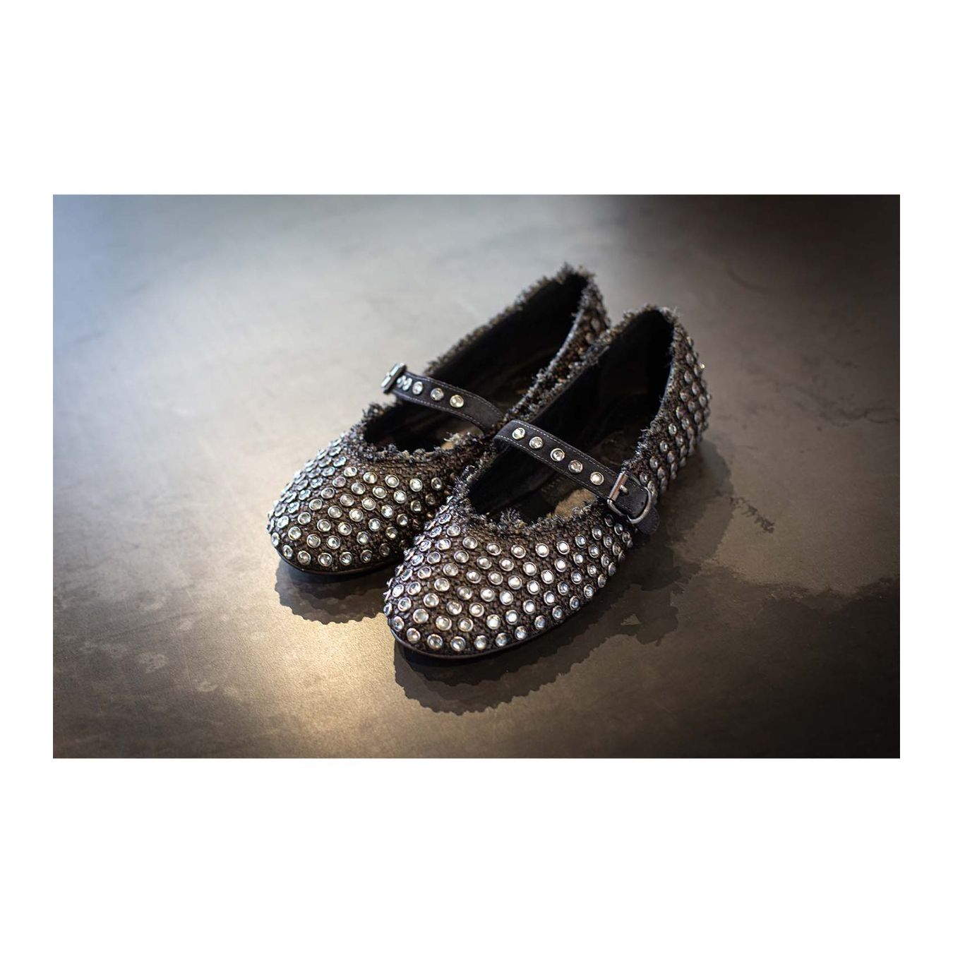 uma ballerine con strass in raffia nera