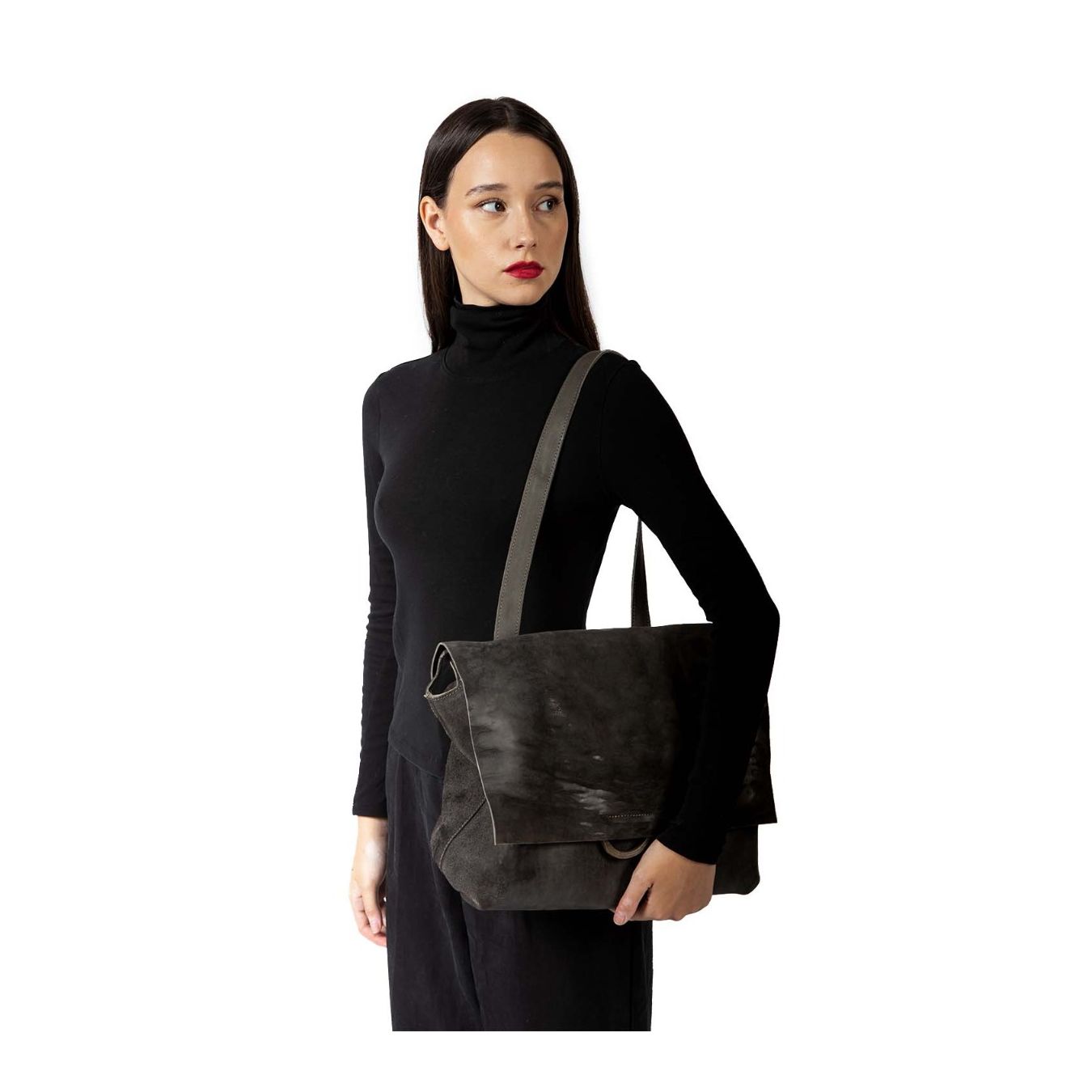 tagliovivo cartella SHOULDER L in pelle grigia indossata
