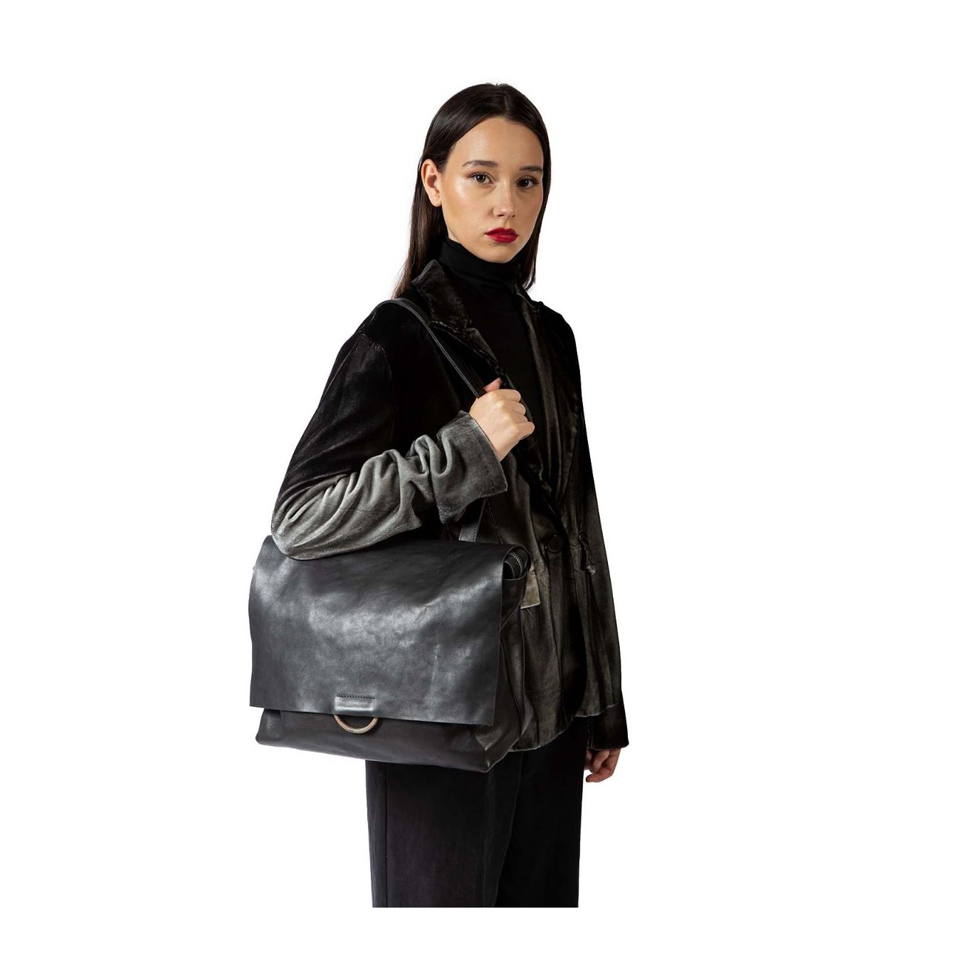 TAGLIOVIVO cartella SHOULDER L SOFT in pelle nera indossato