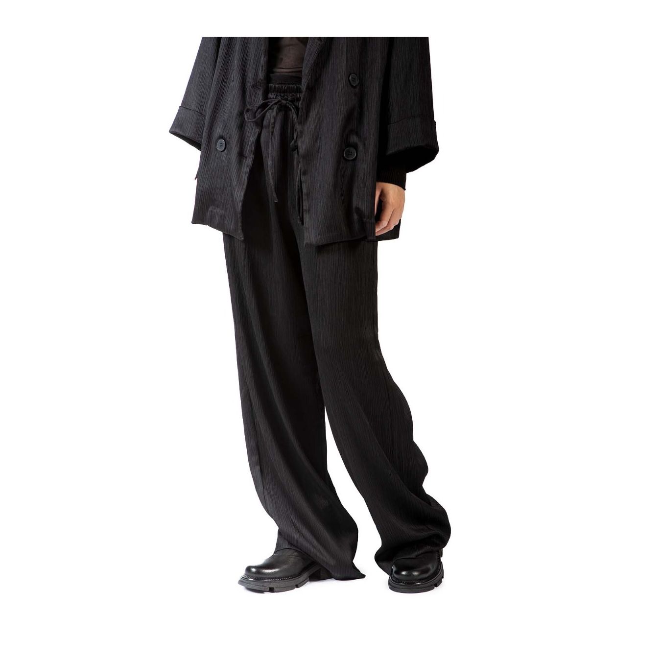 slipon LANE con scollo V in pelle nera indossate