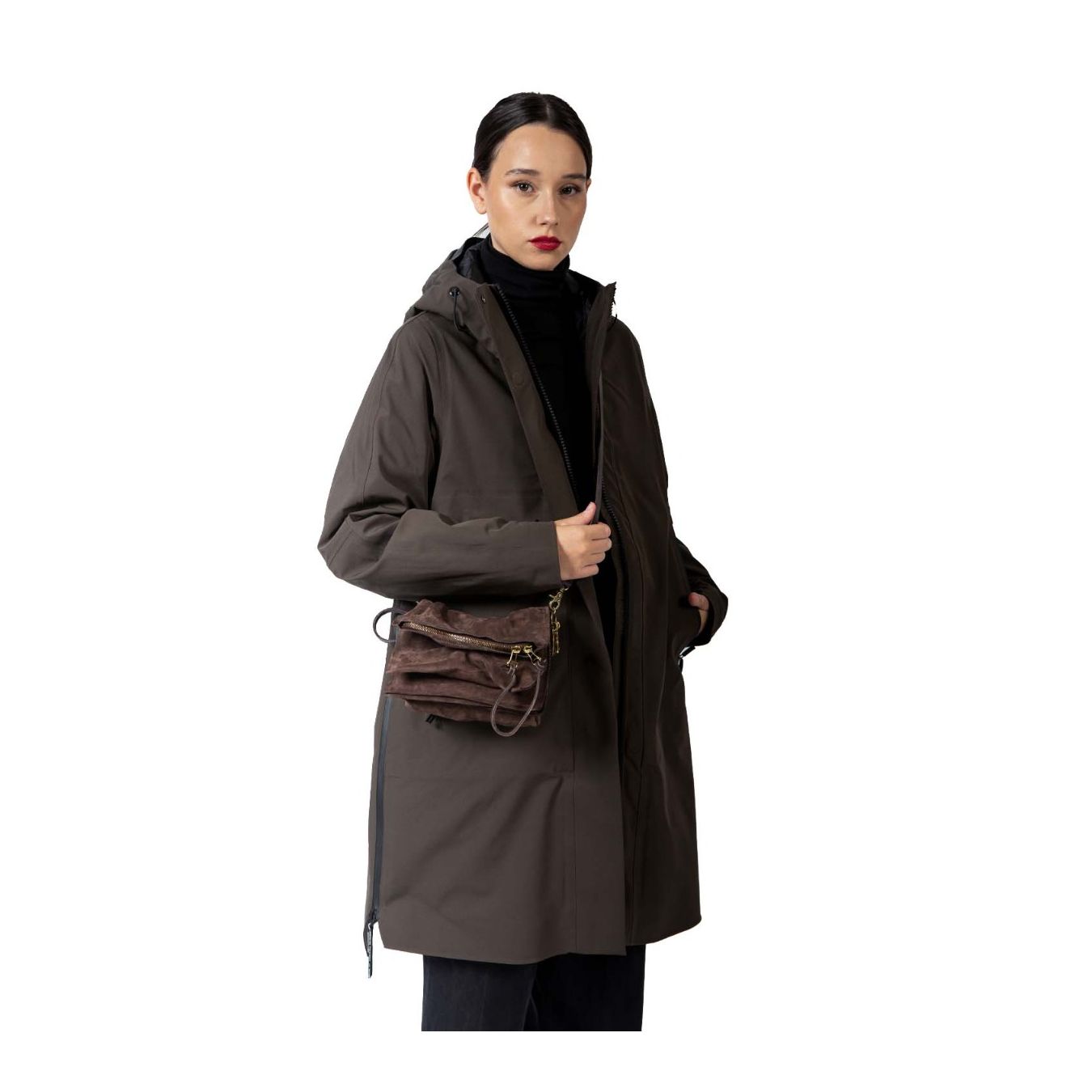 as98 clutch MARGARET in camoscio ebano  con tracolla indossata