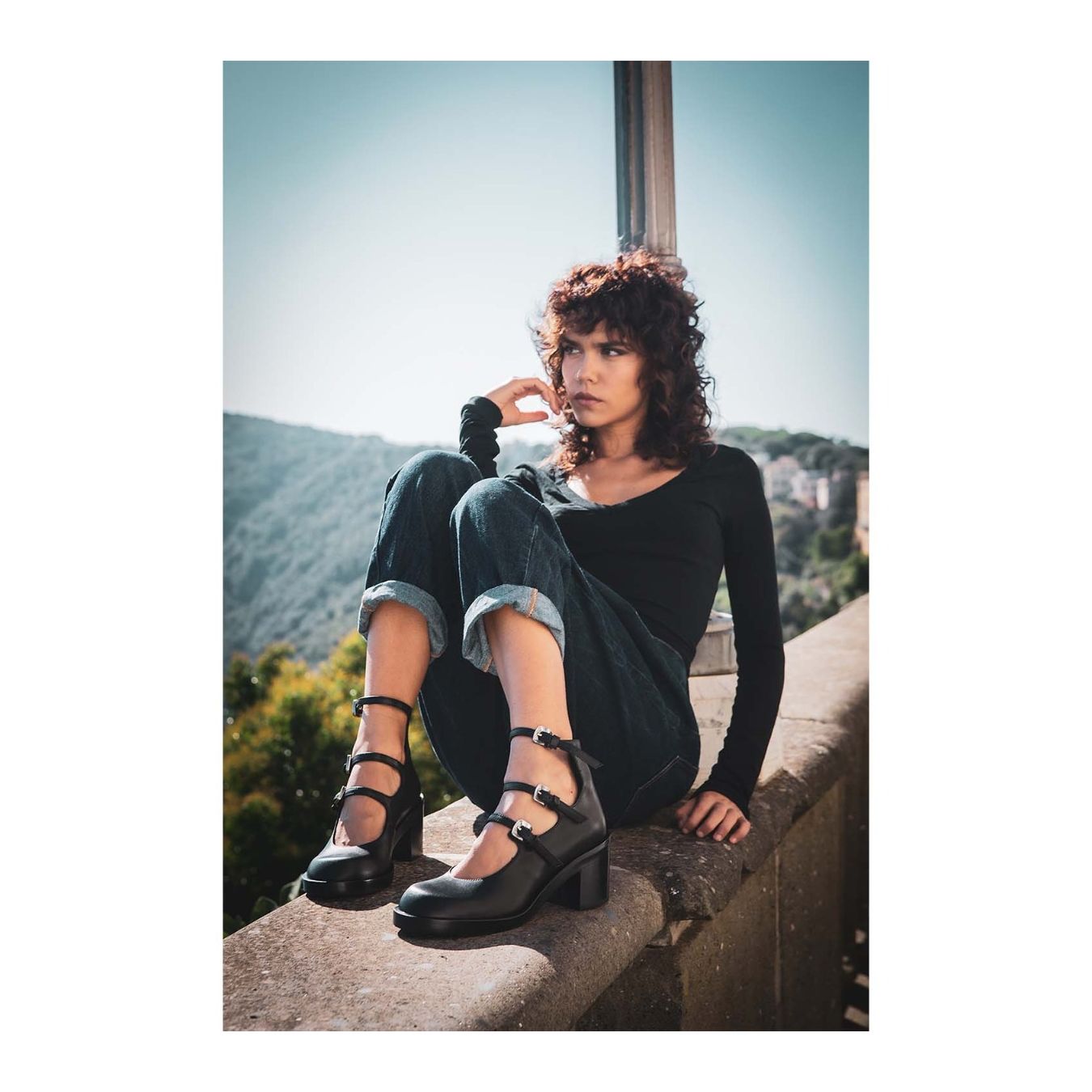 bebe con tre fibbie in pelle nera indossate