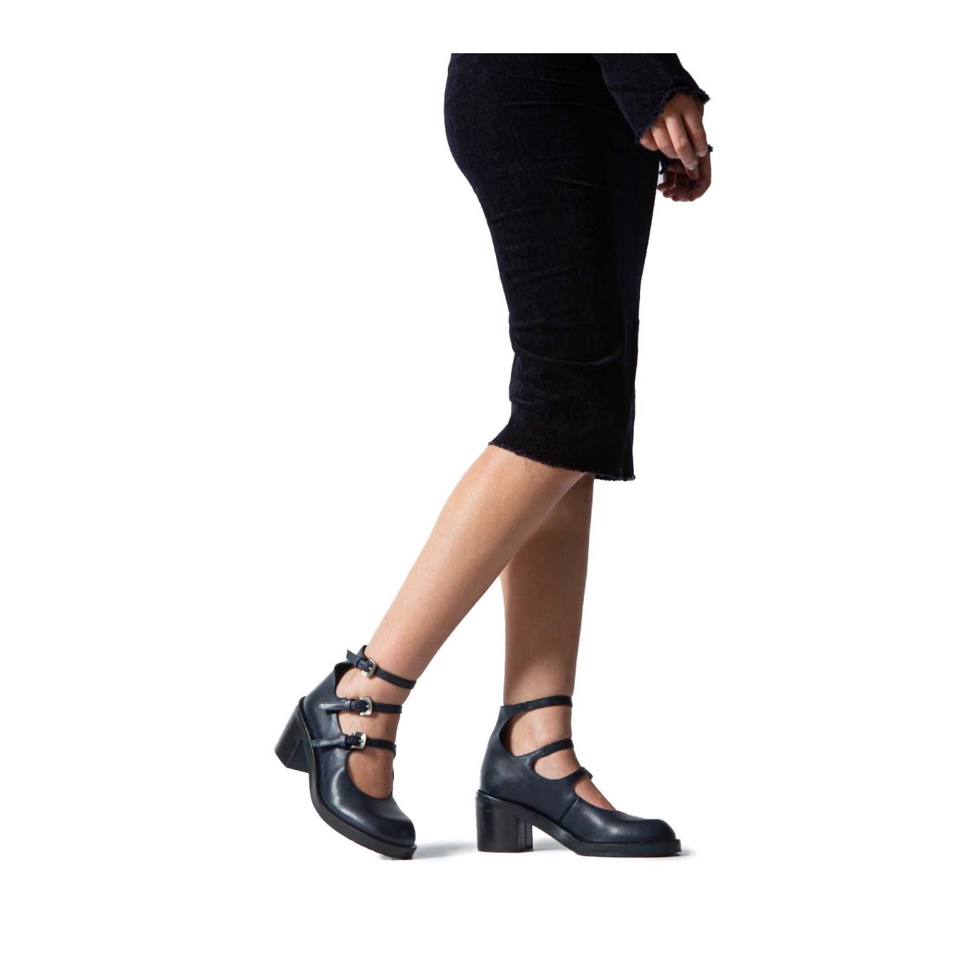 bebe con tre fibbie in pelle nera indossate
