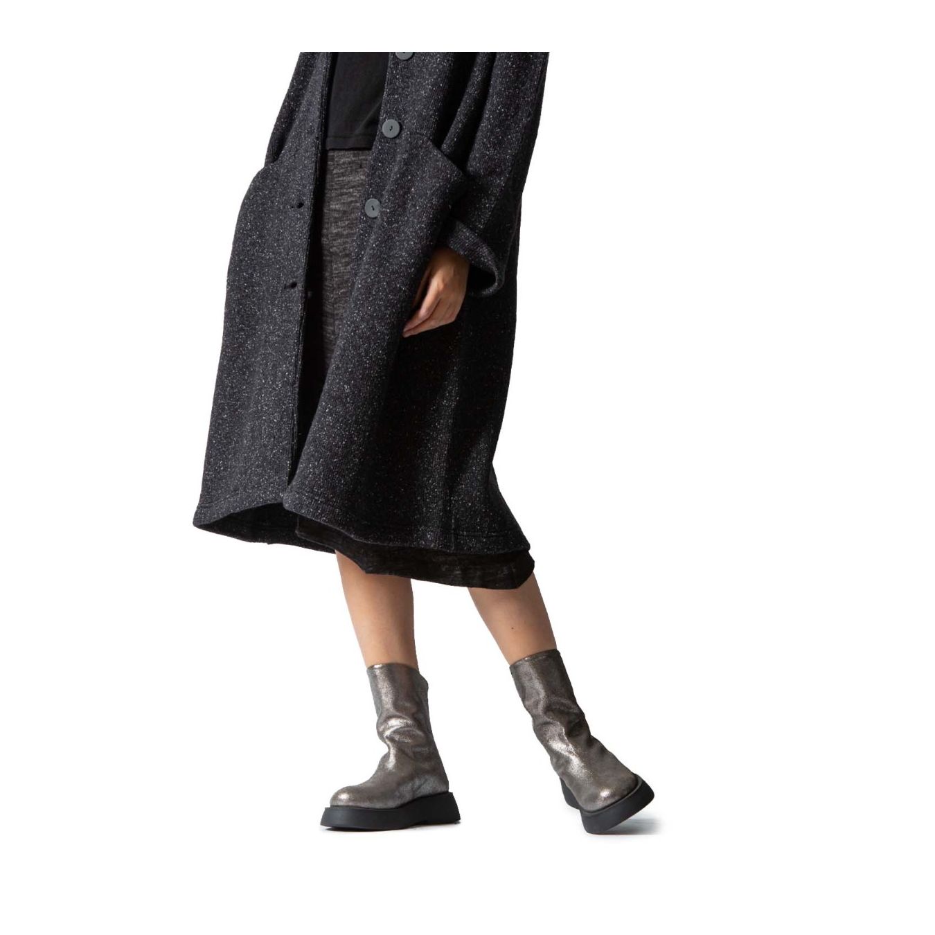 biker in pelle grigio asfalto indossati