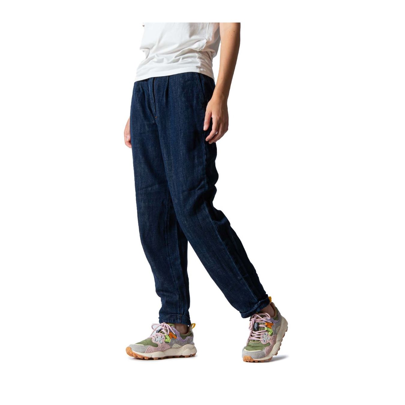 sneakers YAMANO con inserti verde militare indossate