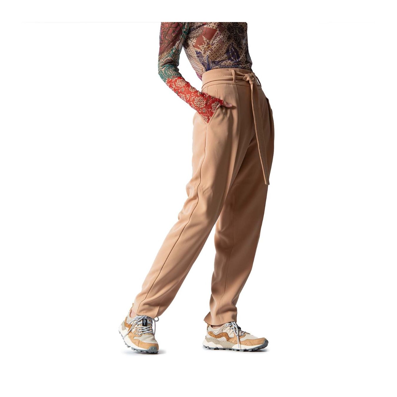 sneakers YAMANO con inserti beige indossate