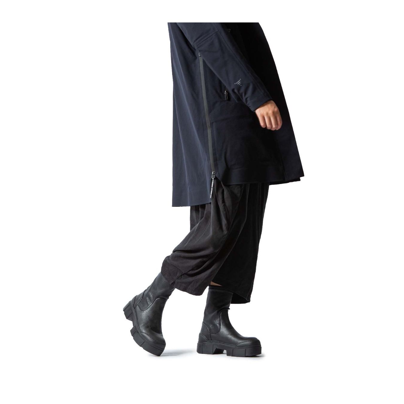 biker stretch in pelle nera indossati