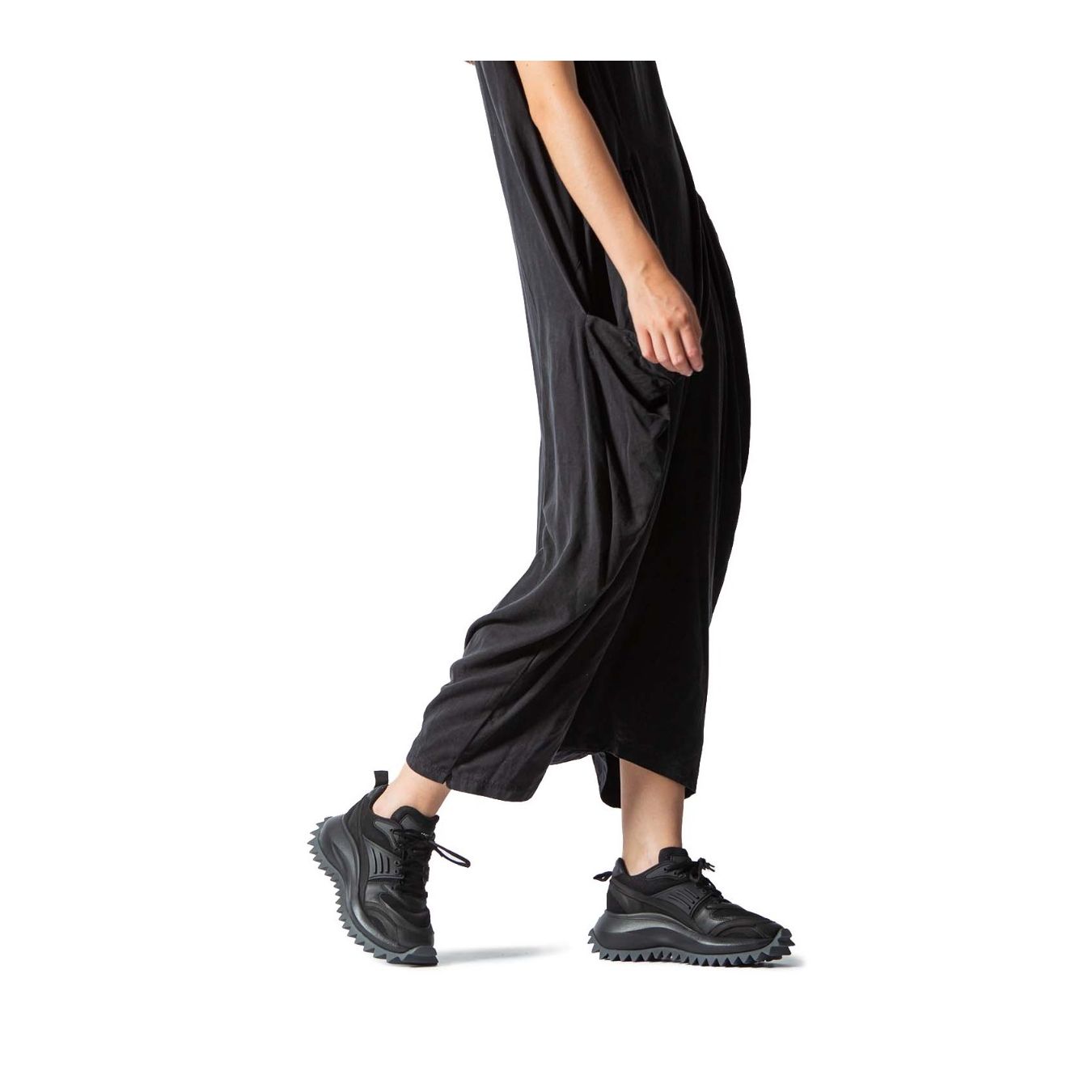 sneakers con carrarmato in pelle nera indossate
