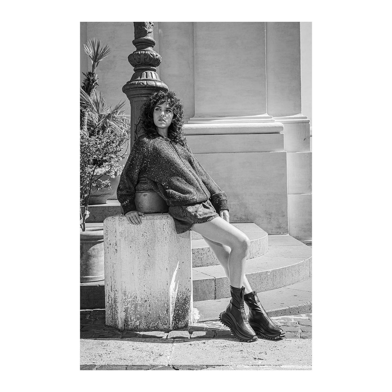 biker con cerniera frontale in pelle nera indossati