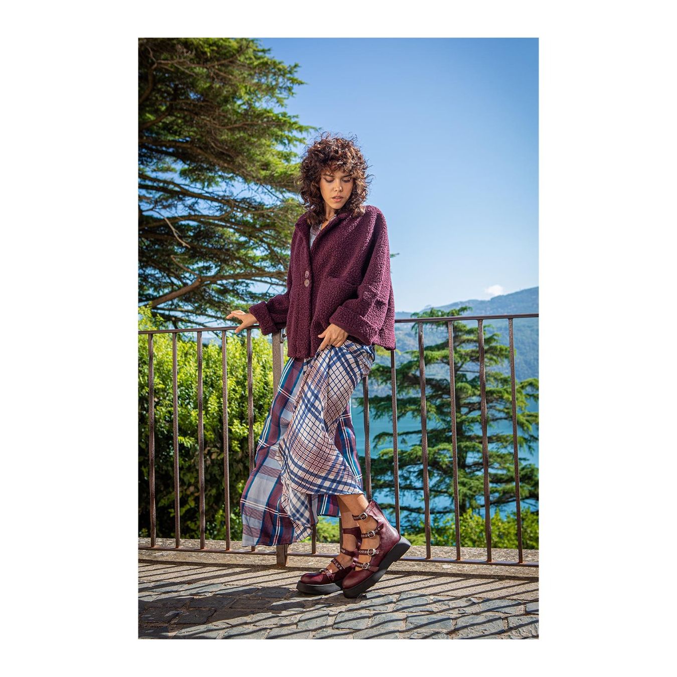 bebe con 4 fibbie in pelle ruby indossate