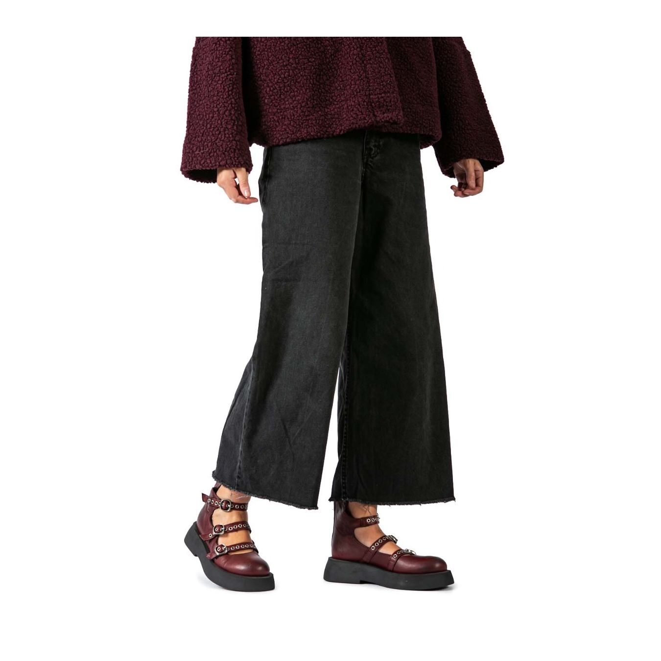 bebe con 4 fibbie in pelle ruby indossate