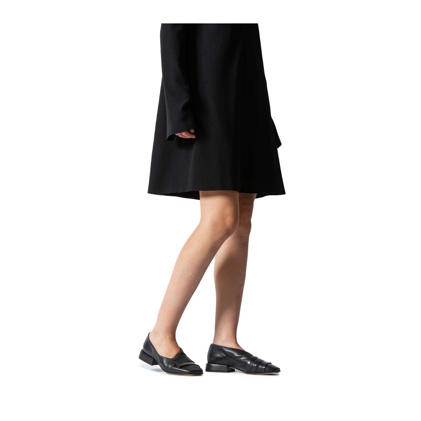 mocassino con scollo laterale in pelle nera indossato