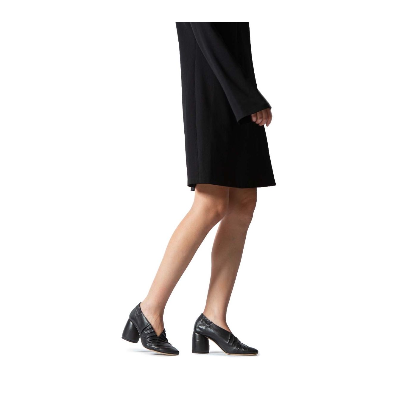 decollete in pelle nera indossate