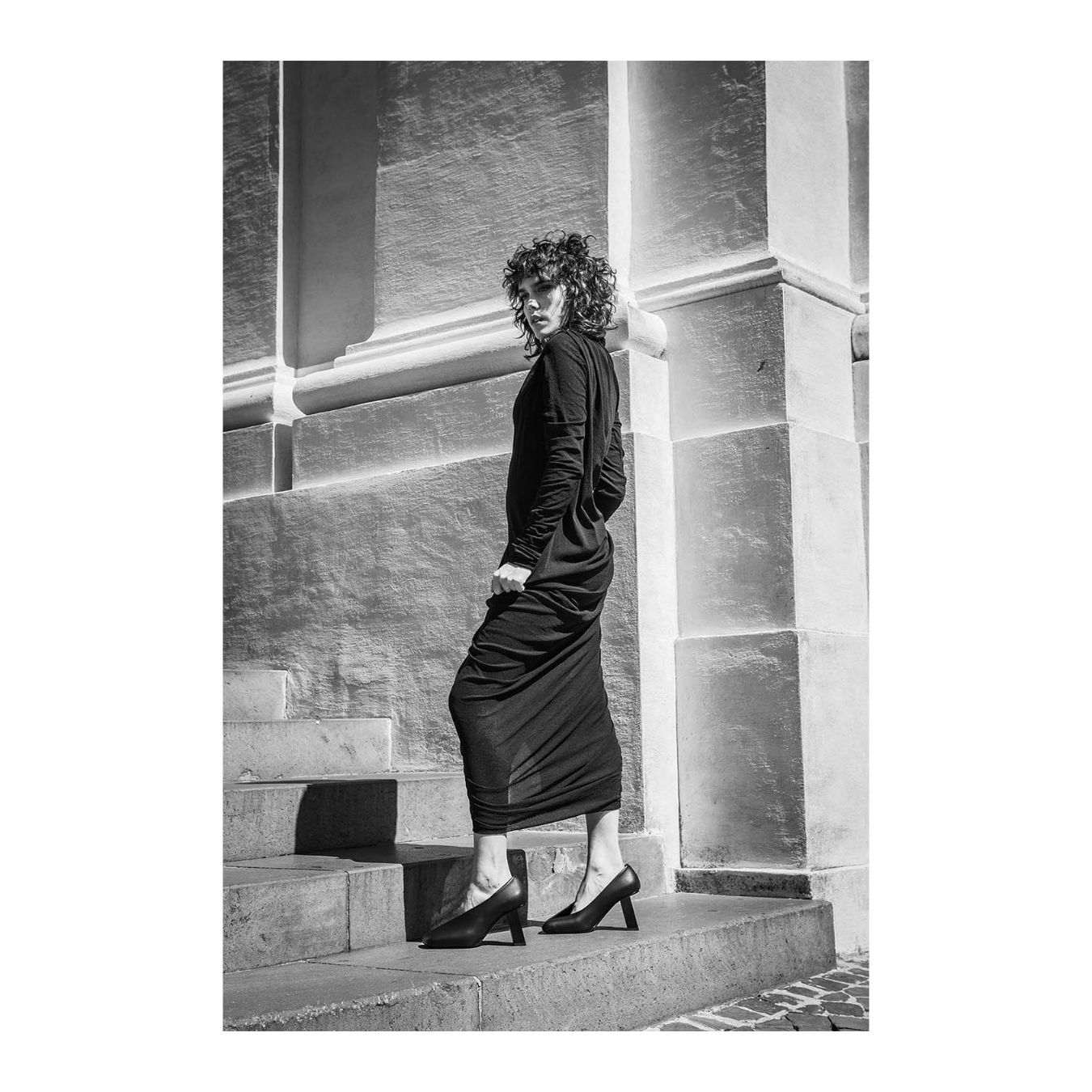 decollete con punta quadra in pelle nera indossate