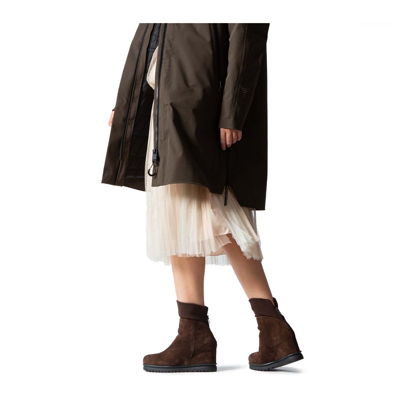 tronchetti JUN con zeppa in suede marrone indossati