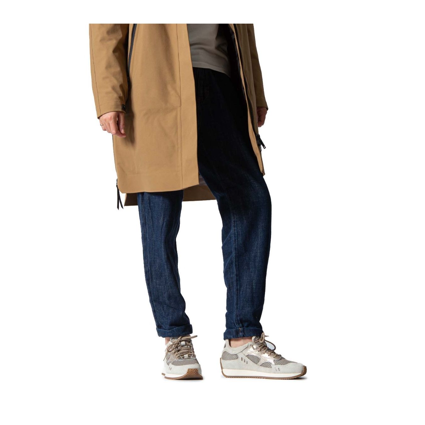 sneakers HOTY in pelle ghiaccio indossate