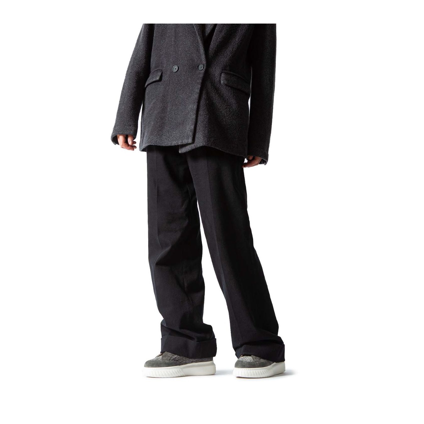 sneakers IVOR in suede grigio indossate