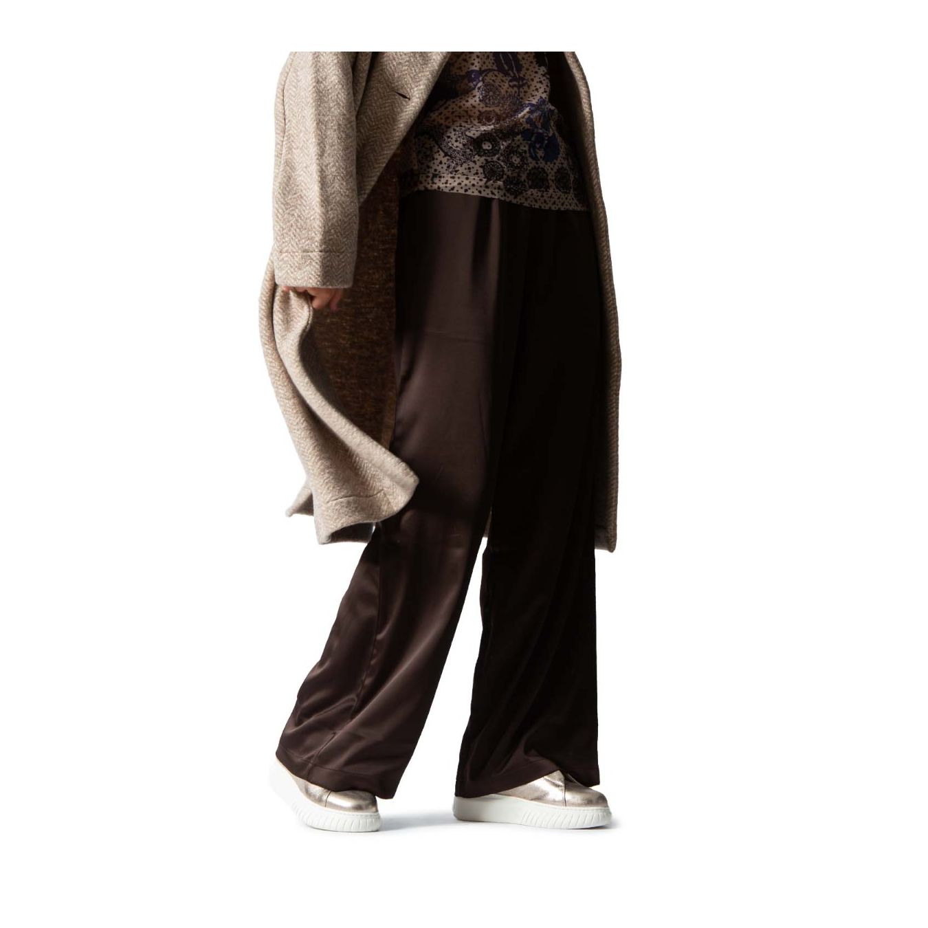 sneakers LIBI in pelle laminata vaniglia indossate