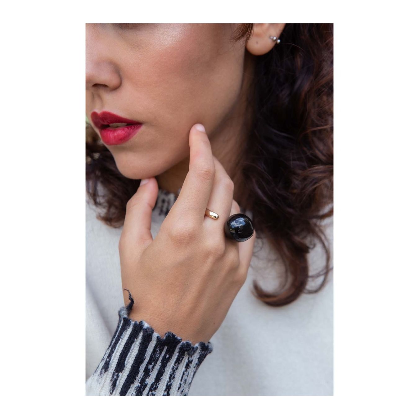 malloni anello in ottone e pietra nera  indossato