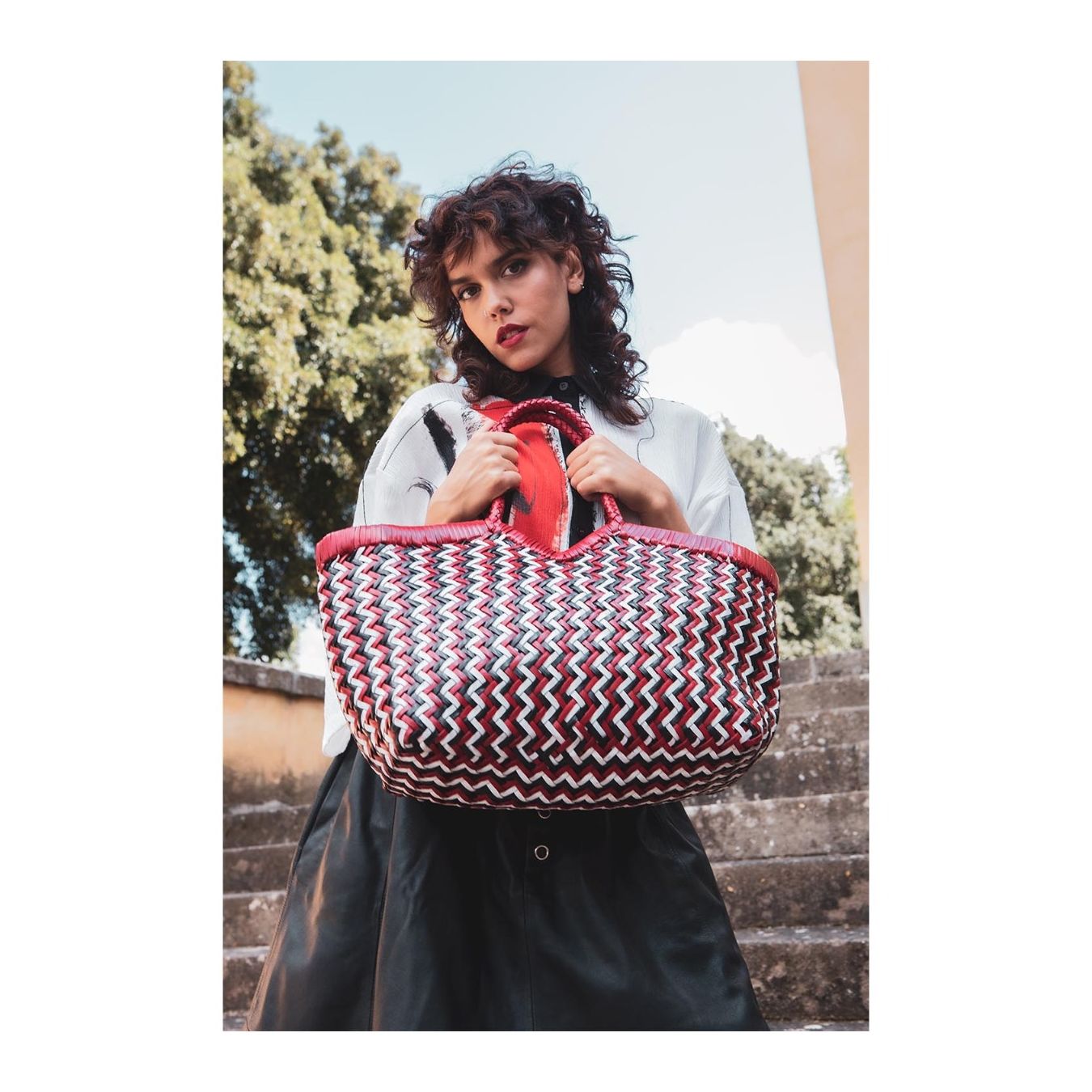 shopper NERUDA in pelle intrecciata zig zag indossata