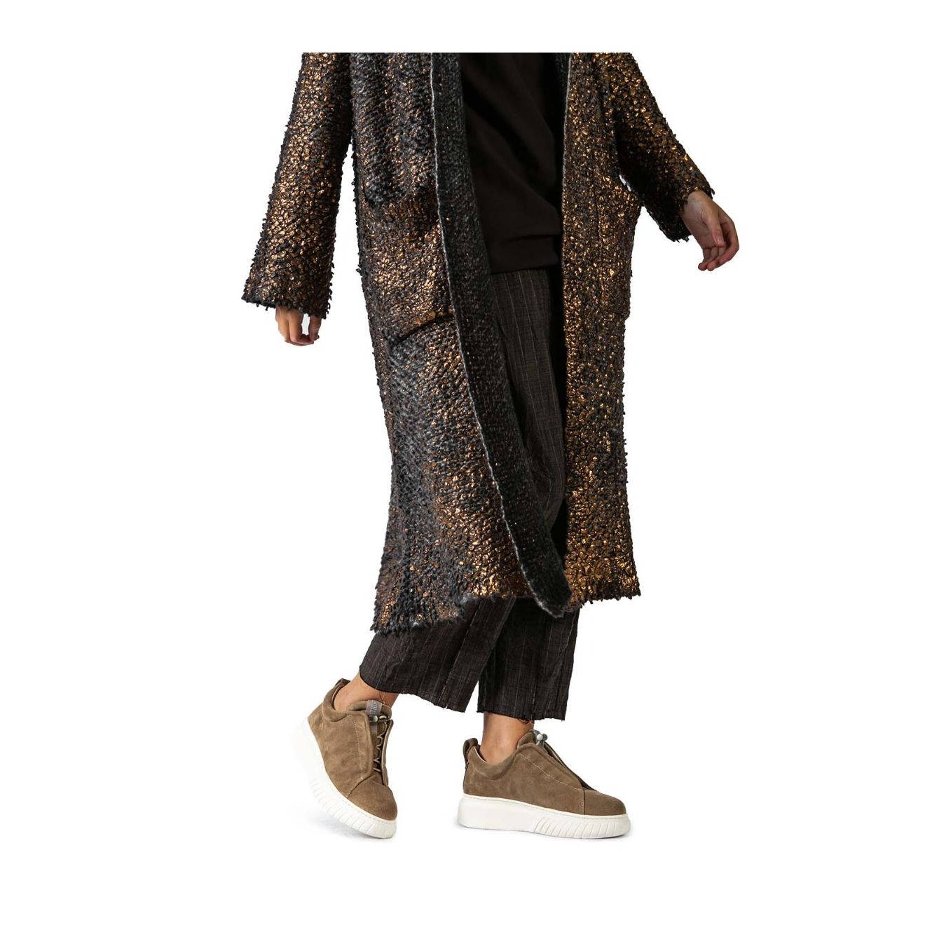 sneakers LIBI in suede camel  indossate