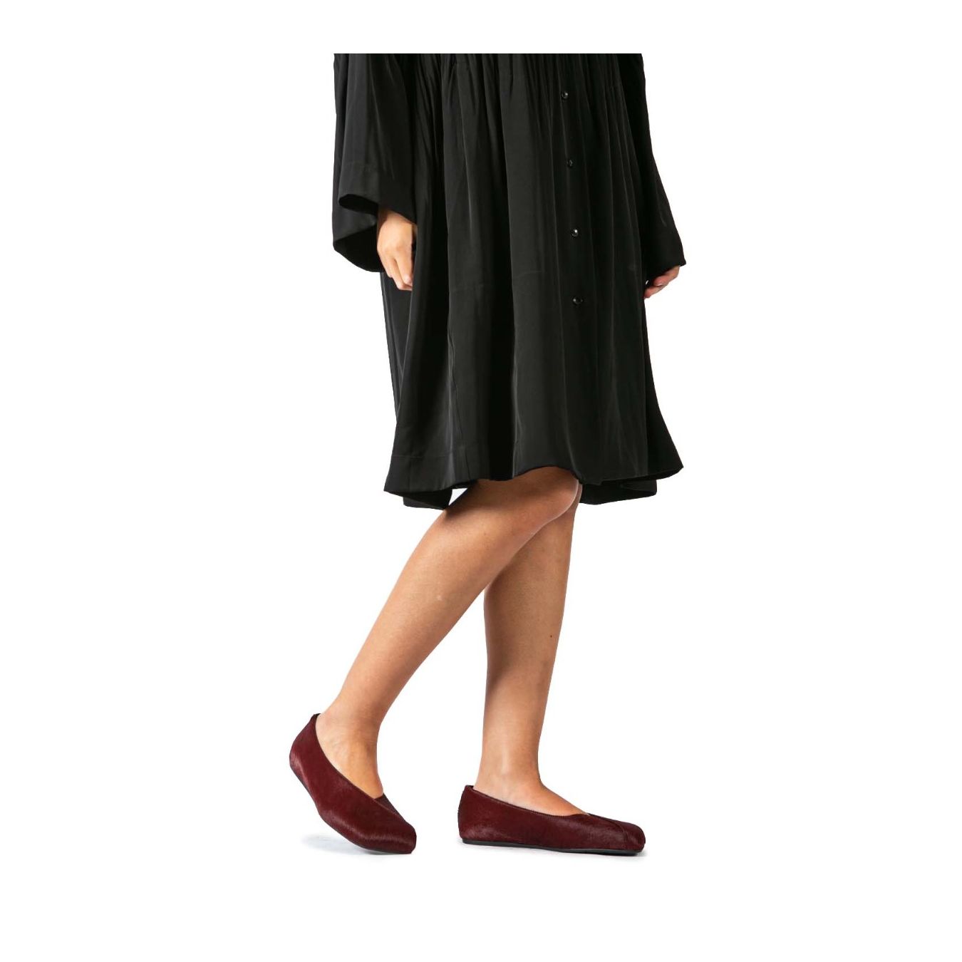 ballerina in cavallino bordeaux indossata