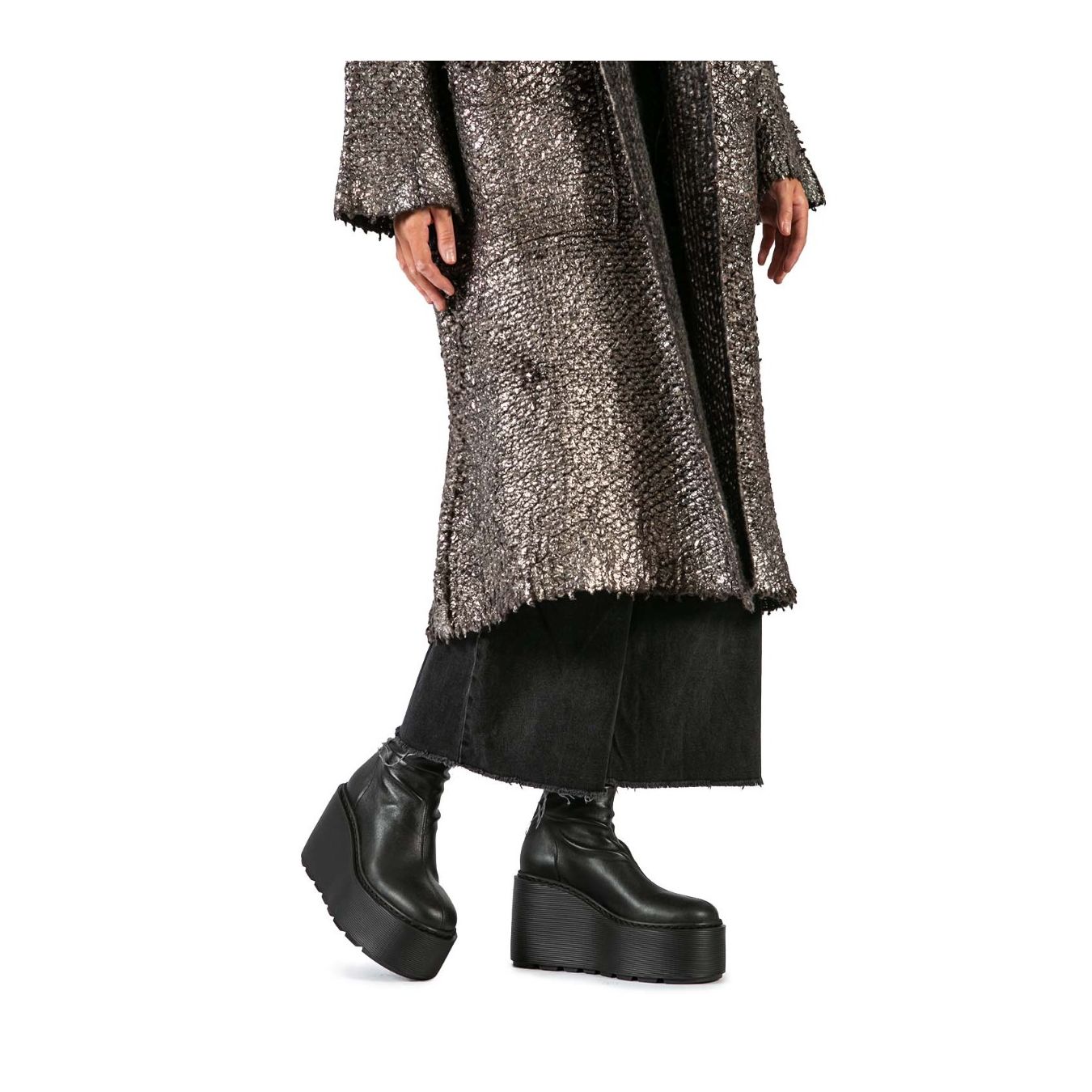 stivaletti con zeppa in pelle nera indossati