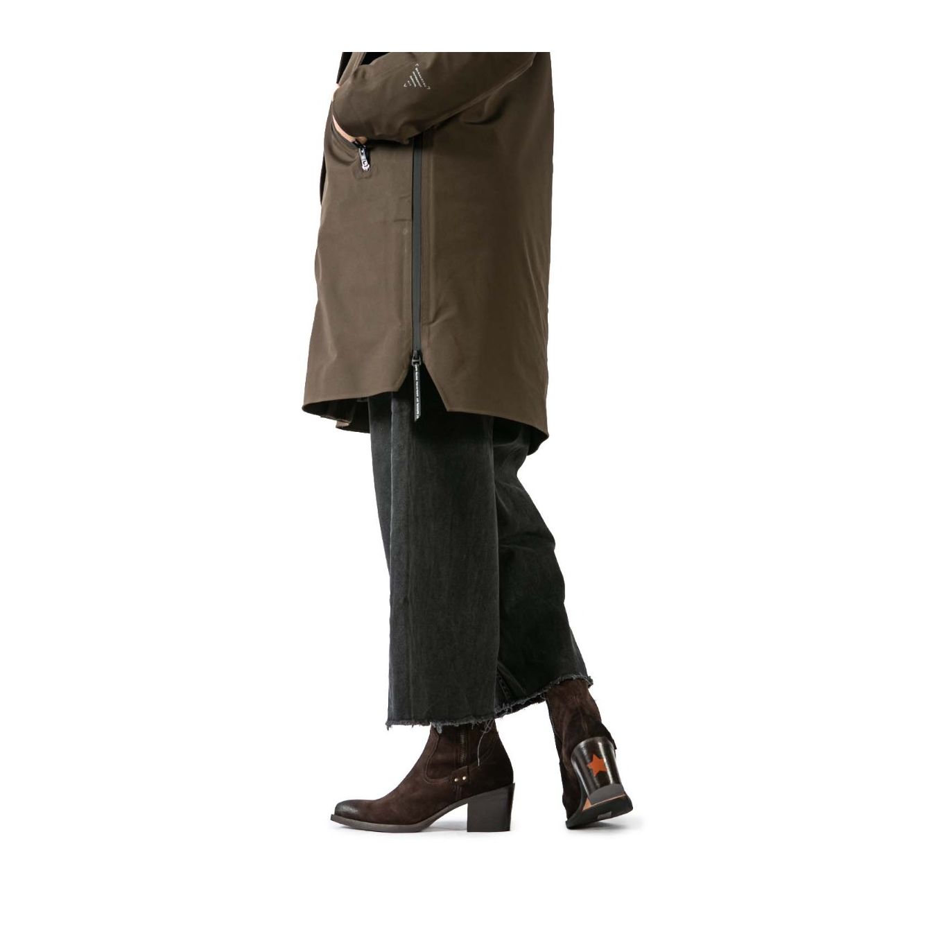 texano con doppia cerniera in camoscio marrone indossato