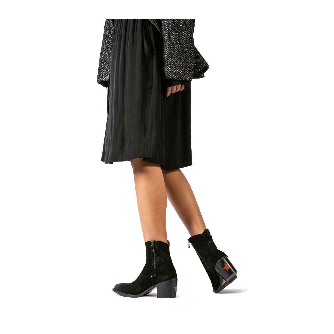 texano con doppia cerniera in camoscio nero indossato